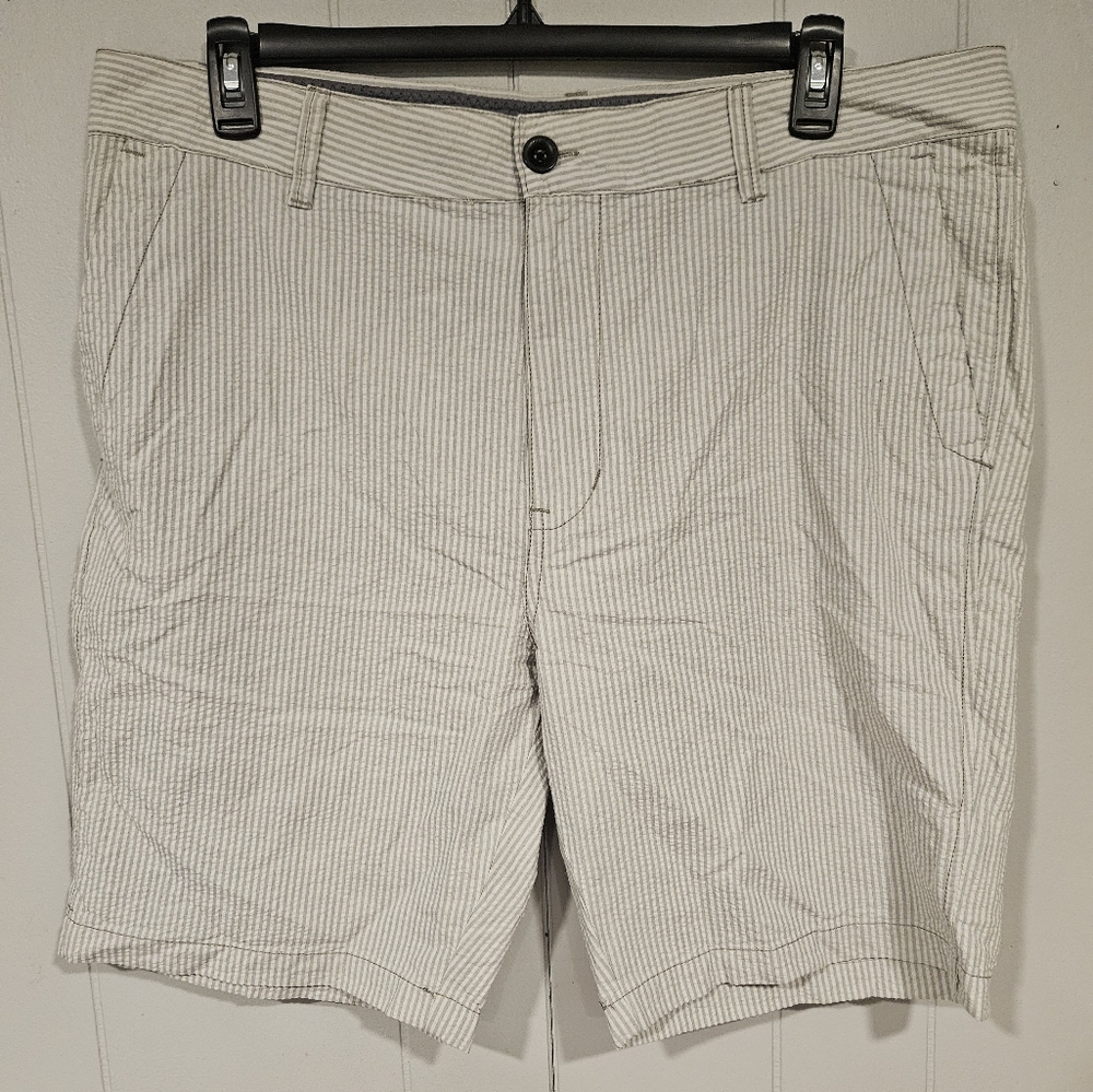 NWOT Union Seersucker Shorts Size 40 Gray Striped
